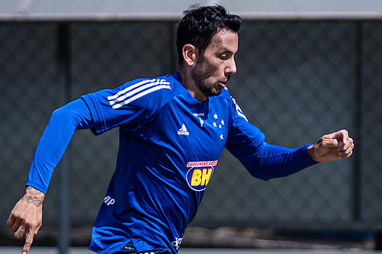 Cruzeiro renova contrato de volante Ariel Cabral