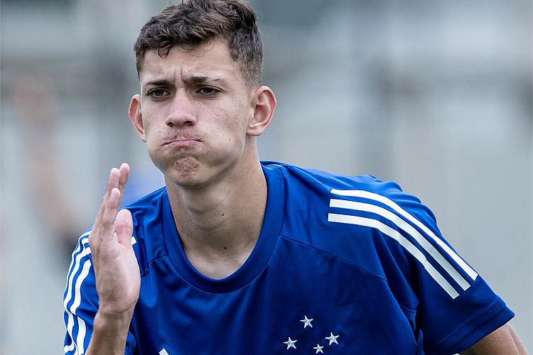 Com contusão no ombro, atacante Stênio desfalca Cruzeiro em jogo contra o Guarani