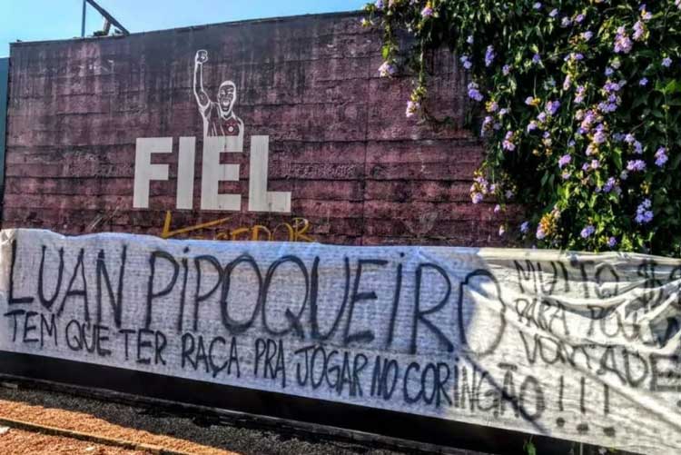 Após derrota, Luan é alvo de críticas em protesto de torcedores do Corinthians