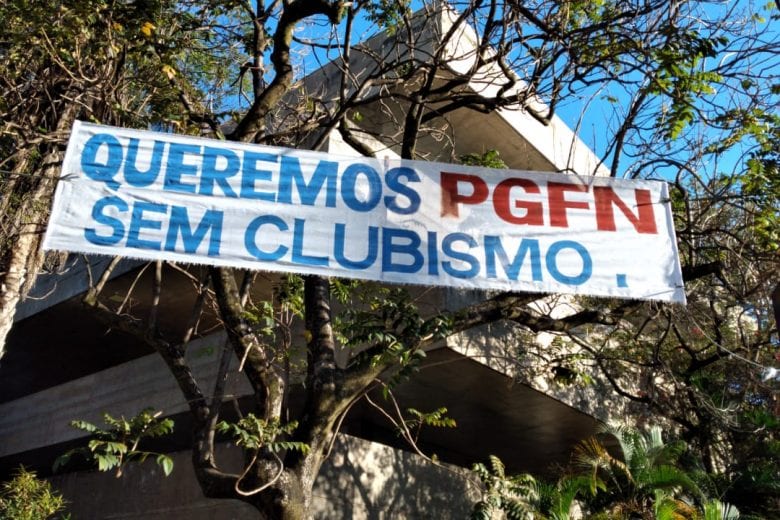 Cruzeiro: ‘faixas pedem’ Procuradoria da Fazenda Nacional ‘imparcial’ e ‘sem perseguição e clubismo’