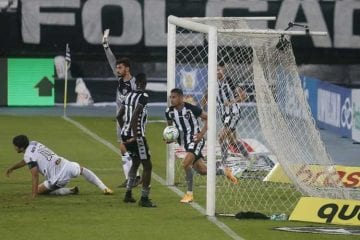 Atlético sofre com contra-ataques, perde para o Botafogo e deixa liderança do Brasileirão