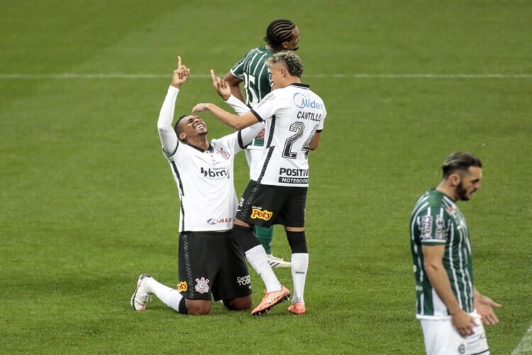 Corinthians vence a primeira e afunda o Coritiba na lanterna do Brasileiro