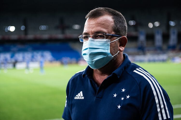 Enderson pede calma com encaixe no Cruzeiro e usa dificuldade do Flamengo como exemplo: ‘Ninguém está pronto’