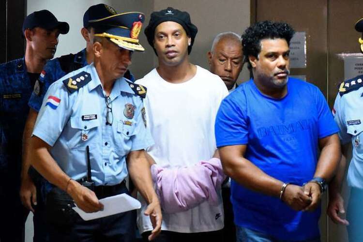 Ronaldinho Gaúcho e irmão podem deixar a prisão no Paraguai nesta segunda-feira