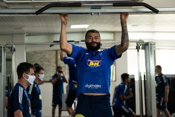 De olho no América, Cruzeiro faz treino físico em academia de hotel em Alagoas