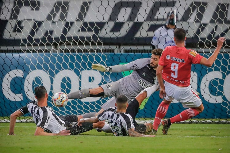 Decisivo em primeiro jogo da final, Rafael ganha confiança de Sampaoli no Atlético