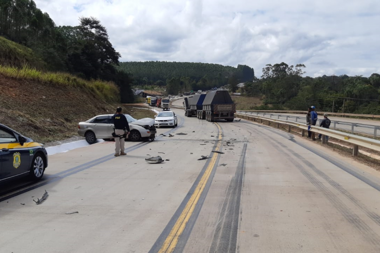Carreta bate em carro e acidente interdita trecho da BR-381 