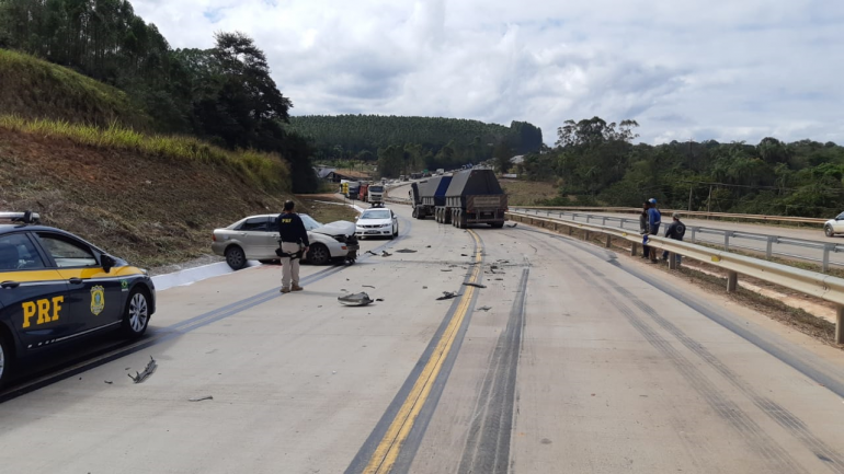 Carreta bate em carro e acidente interdita trecho da BR-381 