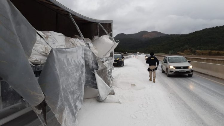 Carreta derrama cal na pista e deixa trânsito lento na BR-381 em Caeté