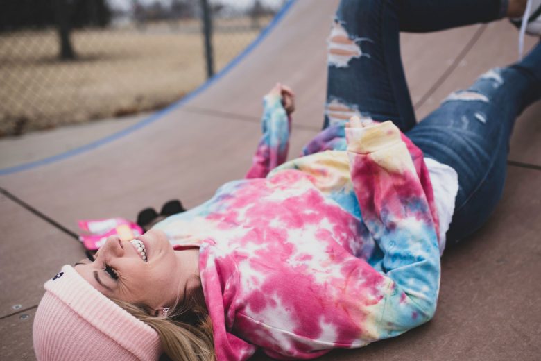 Aprenda a fazer Tie Dye e ficar na moda mesmo em casa na quarentena