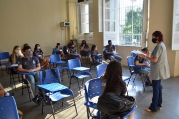 Alunos do ensino médio público voltam às aulas presenciais no Amazonas