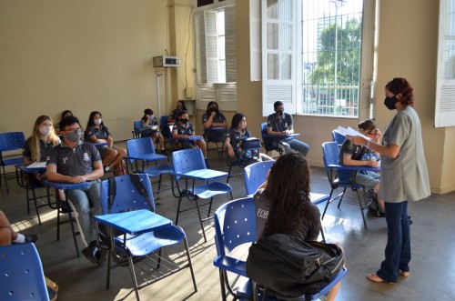Alunos do ensino médio público voltam às aulas presenciais no Amazonas