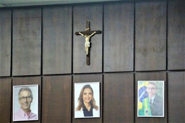 Retirada do crucifixo é lembrada em plenário e rende discussão na Câmara de Monlevade