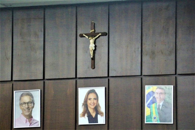 Retirada do crucifixo é lembrada em plenário e rende discussão na Câmara de Monlevade