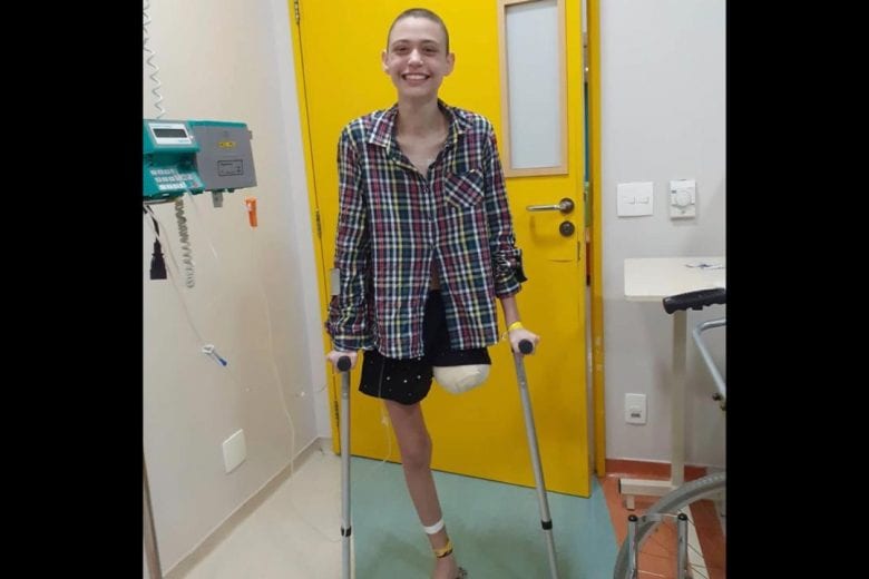 Jovem cria campanha para comprar prótese e voltar a andar