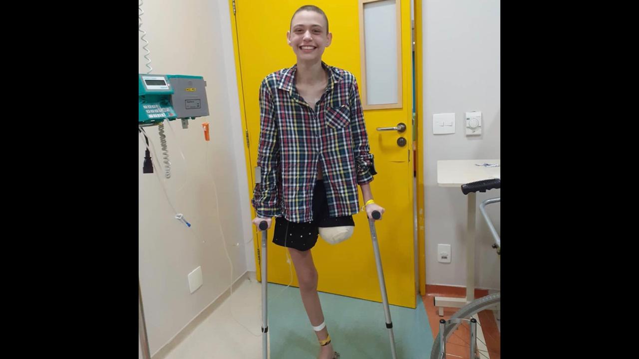 Jovem cria campanha para comprar prótese e voltar a andar