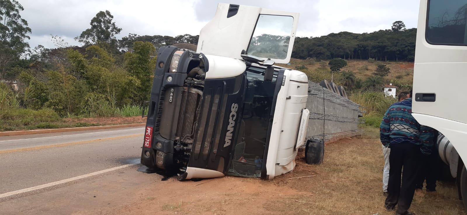 Carreta tomba com bloco de concreto na AMG-900 no bairro Conceição