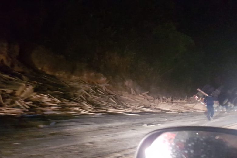 Carreta carregada tomba e atinge motociclista na BR-381 em Sabará