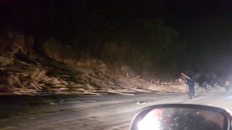 Carreta carregada tomba e atinge motociclista na BR-381 em Sabará