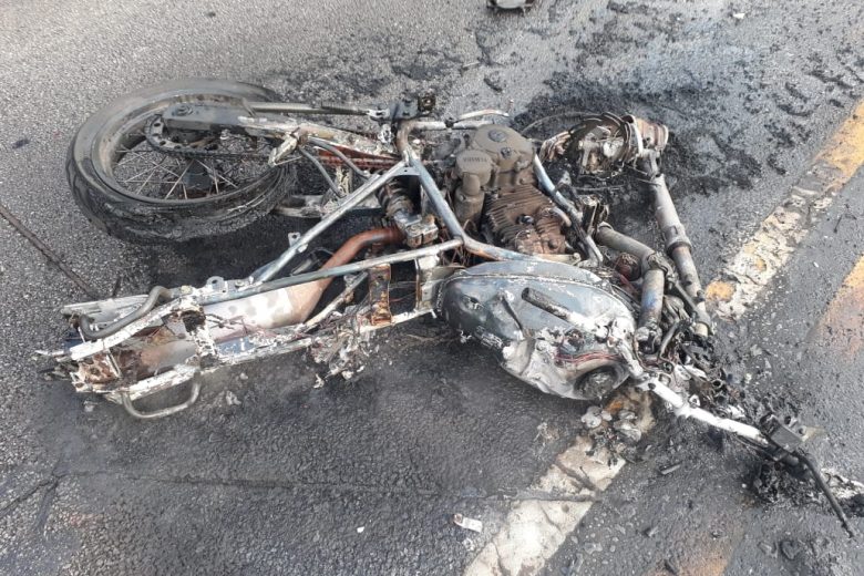 Motociclista morre ao bater de frente com carreta na BR-381 em Ravena