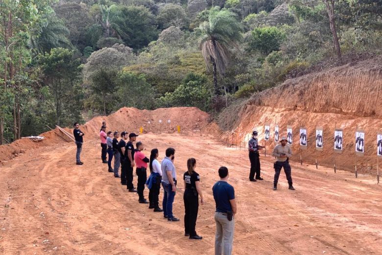 Policiais civis de Itabira treinam aperfeiçoamento em tiros de pistolas e espingardas