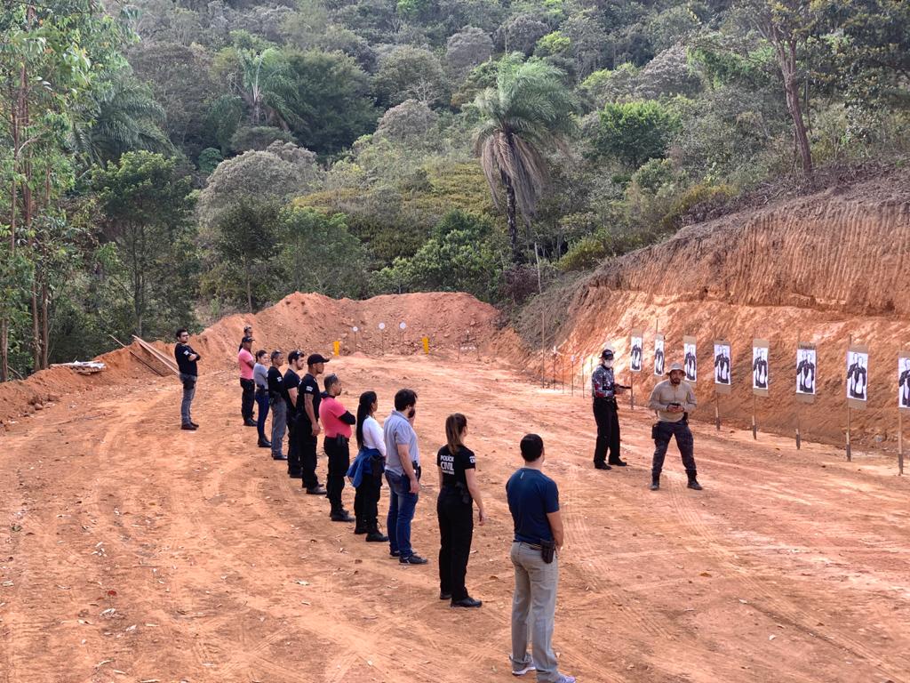 Policiais civis de Itabira treinam aperfeiçoamento em tiros de pistolas e espingardas