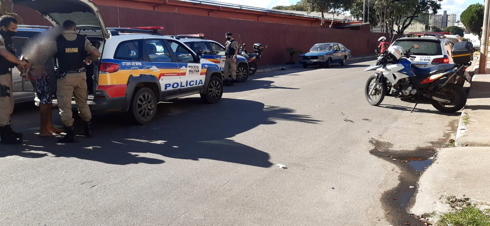Homem com mandado de prisão tenta fugir, mas acaba preso pela PM
