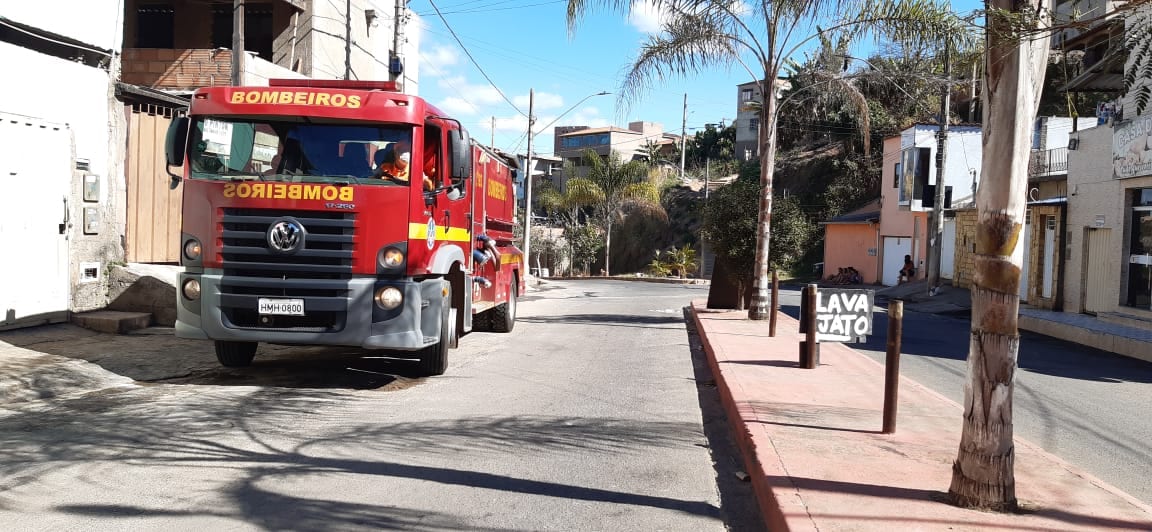 Bombeiros atendem princípio de incêndio em residência no Gabiroba
