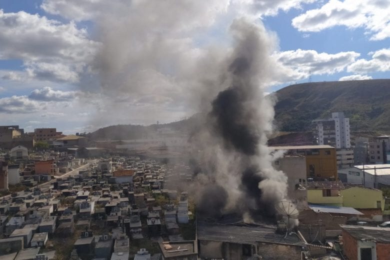 Princípio de incêndio em imóvel em área residencial em Monlevade – Veja vídeo!