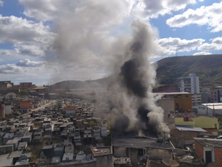Princípio de incêndio em imóvel em área residencial em Monlevade – Veja vídeo!