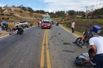Duas pessoas ficam gravemente feridas em colisão frontal entre motocicletas