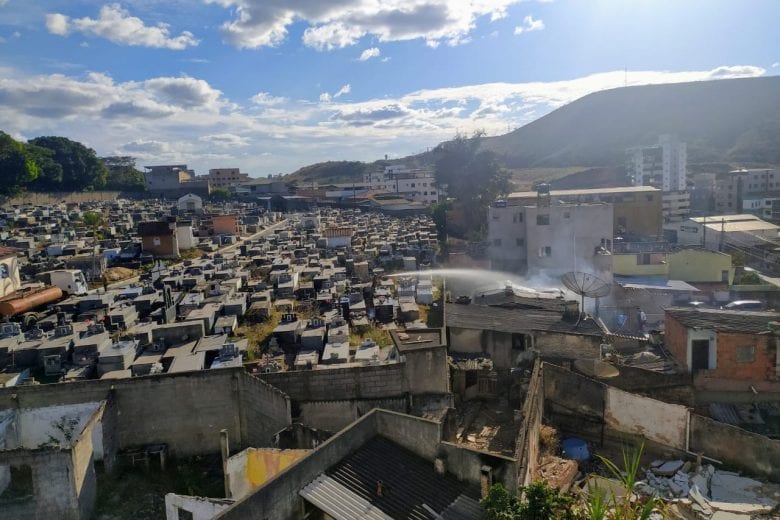Prefeitura de Monlevade utiliza caminhão pipa para controlar princípio de incêndio