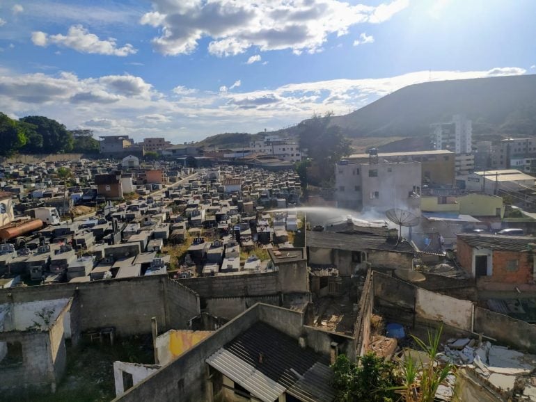 Prefeitura de Monlevade utiliza caminhão pipa para controlar princípio de incêndio
