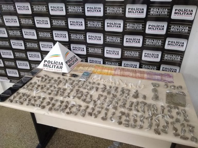 PM apreende mais de 200 buchas de maconha e 74 pedras de crack em Monlevade
