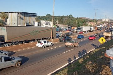 Carreta bate em mais de dez veículos e interdita o anel rodoviário
