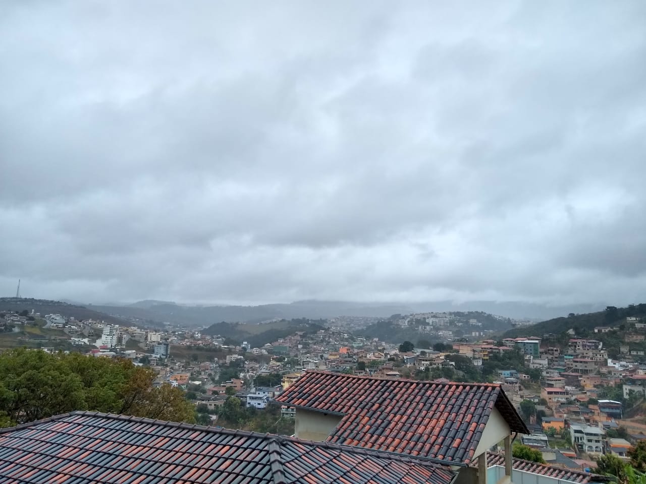 Previsão do tempo: domingo de frio e chuva em Itabira