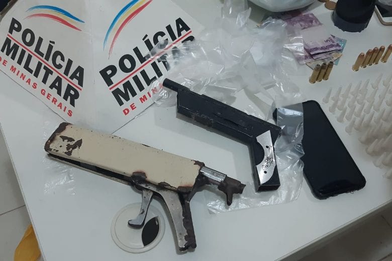 Polícia Militar apreende drogas, armas e munições durante operação no Fênix