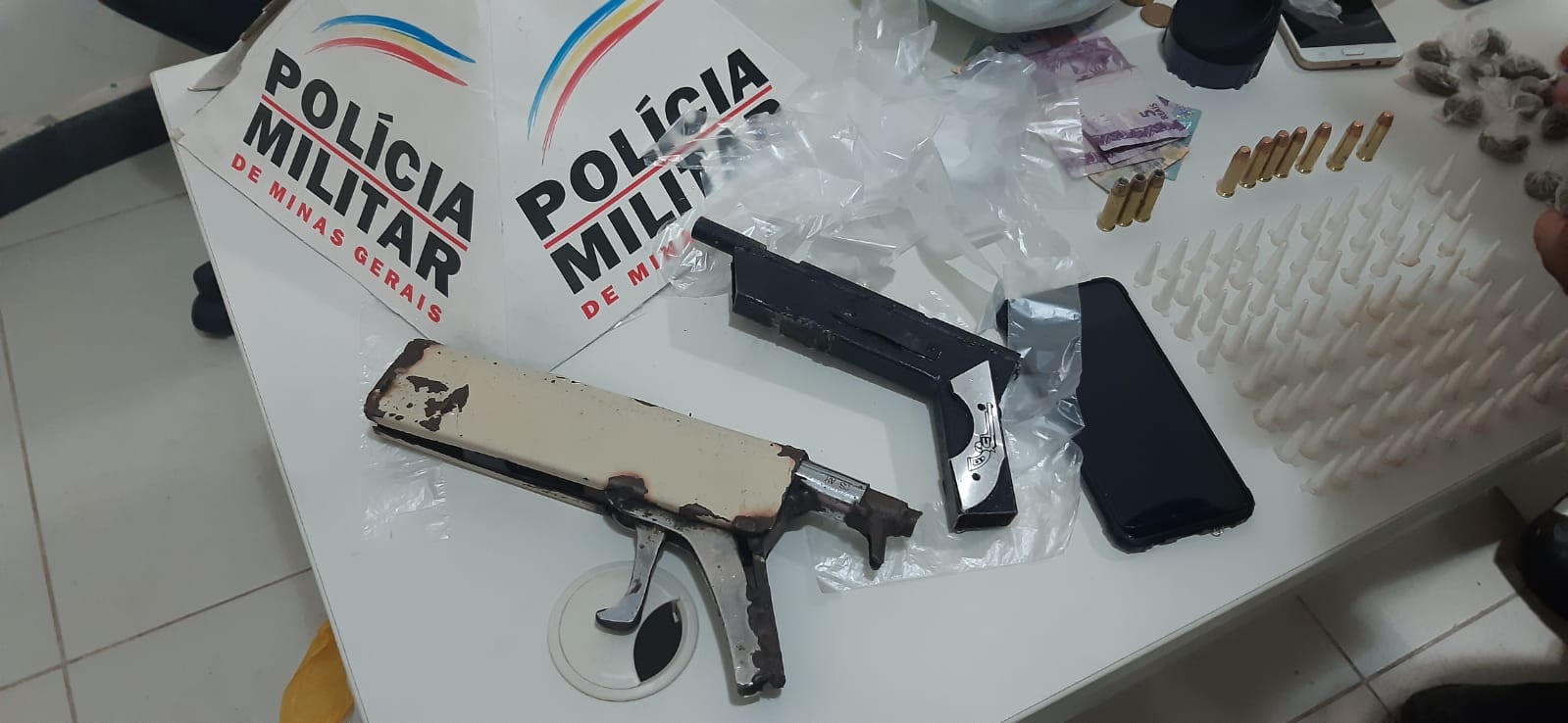 Polícia Militar apreende drogas, armas e munições durante operação no Fênix