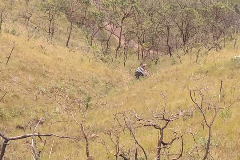 Carro capota em ribanceira e uma pessoa morre em Sabará