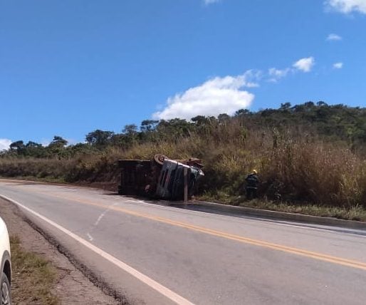 Carreta carregada com minério tomba na MG-434 em Bom Jesus do Amparo