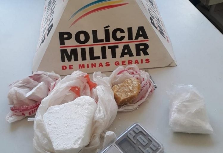 Homem de 60 anos é preso após polícia apreender crack e cocaína em Itabira