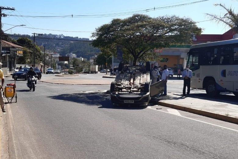 Colisão entre carros causa capotamento no Esplanada da Estação