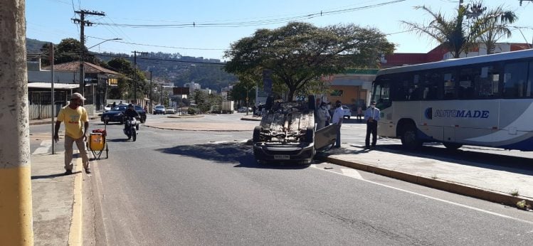 Colisão entre carros causa capotamento no Esplanada da Estação