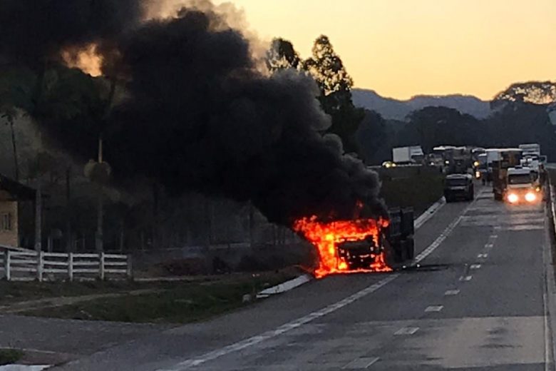 Carreta pega fogo e deixa o trânsito parcialmente interditado na BR-381