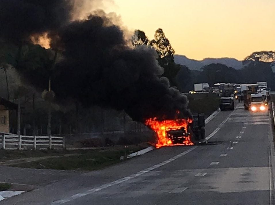 Carreta pega fogo e deixa o trânsito parcialmente interditado na BR-381