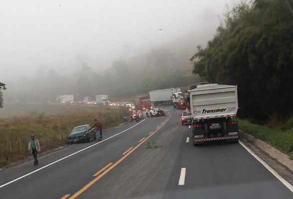 Acidente interdita parcialmente a BR-381 em Nova Era na manhã desta segunda
