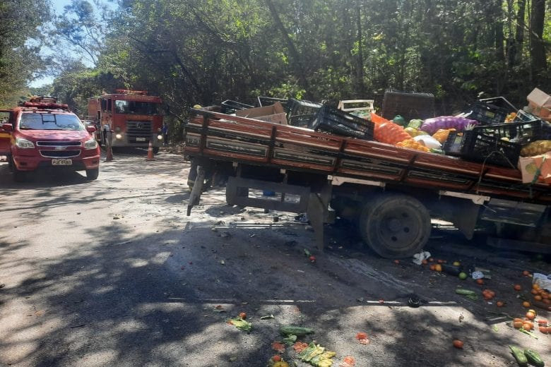 Fiat Uno bate de frente com caminhão e motorista morre na MG-155