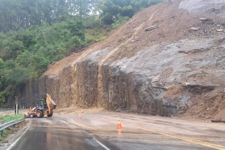 BR-262 segue com problemas no Espírito Santo, com trechos bloqueados e lentidão