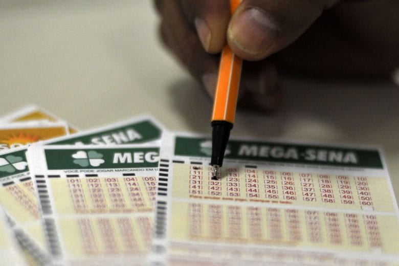Mega-Sena pode pagar R$ 2 milhões no sorteio de hoje