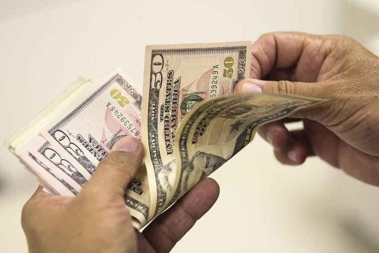 Dólar cai e fecha em R$ 5,58 em dia de correção